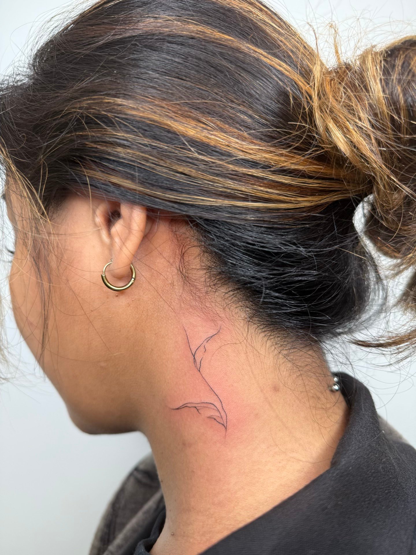 Fineline botanico — tatuaggio foglie