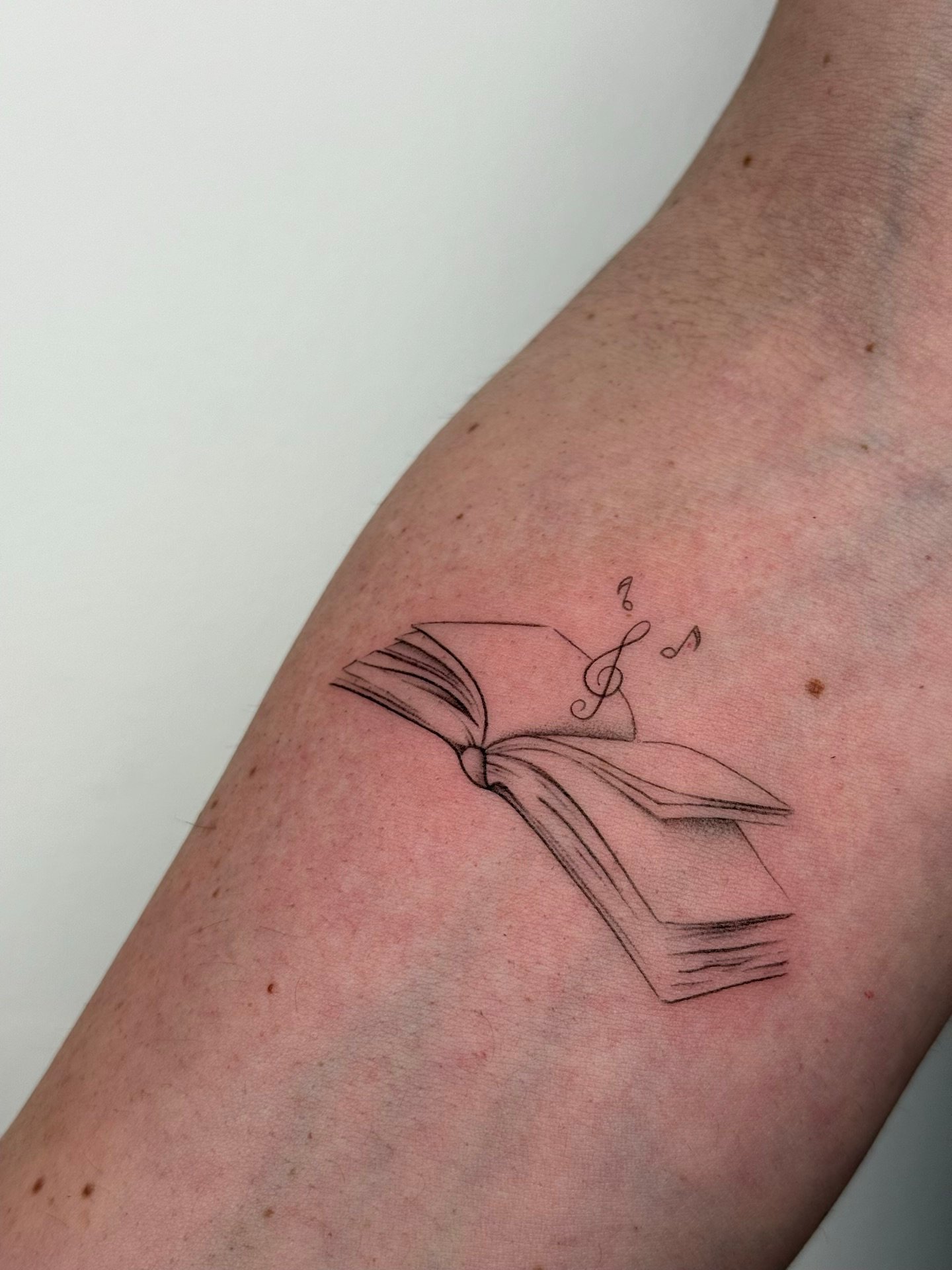 Tatuaggio minimale fineline